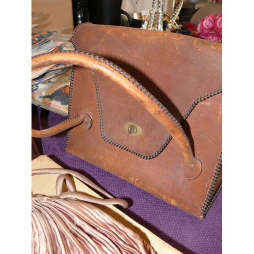 116 - 1940'S SILK LINED HANDBAG WITH CONTENTS, PLUS A 1940'S LEATHER BAG, A VINTAGE BAG WITH BAKELITE CLAS... 