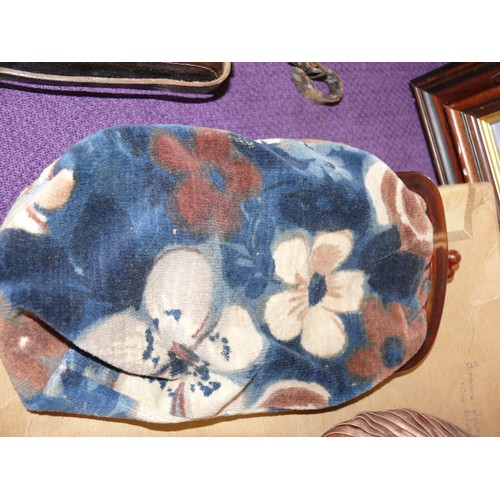 116 - 1940'S SILK LINED HANDBAG WITH CONTENTS, PLUS A 1940'S LEATHER BAG, A VINTAGE BAG WITH BAKELITE CLAS... 