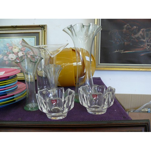 123 - A NICE SELECTION OF GLASSWARE TO INCLUDE A PAIR  OF ORREFORS SWEDISH GLASS DISHES SIGNED TO THE BASE