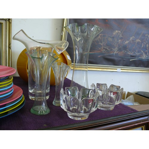 123 - A NICE SELECTION OF GLASSWARE TO INCLUDE A PAIR  OF ORREFORS SWEDISH GLASS DISHES SIGNED TO THE BASE