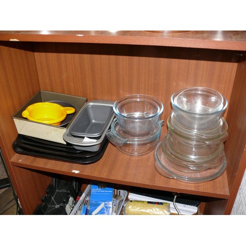 153 - A SHELF OF GOOD QUALITY KITCHENWARE TO INCLUDE PYREX BOWLS AND OVEN DISHES, PRESTIGE LOAF TIN, MARY ... 