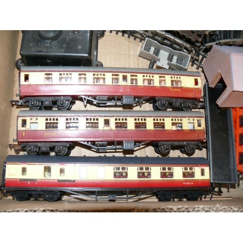 155 - 1 TRI-ANG HORNBY OO DIESEL TRAIN & 1 OTHER DIESEL TRAIN PLUS LARGE AMOUNT OF TRACK. 3 CARRIAGES, CON... 