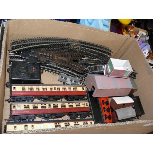 155 - 1 TRI-ANG HORNBY OO DIESEL TRAIN & 1 OTHER DIESEL TRAIN PLUS LARGE AMOUNT OF TRACK. 3 CARRIAGES, CON... 