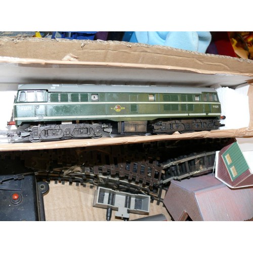 155 - 1 TRI-ANG HORNBY OO DIESEL TRAIN & 1 OTHER DIESEL TRAIN PLUS LARGE AMOUNT OF TRACK. 3 CARRIAGES, CON... 