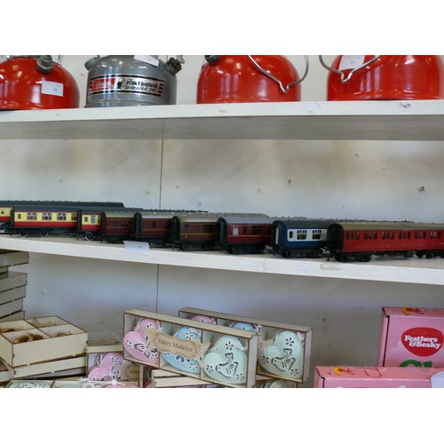 91 - 9 X OO HORNBY COACHES PLUS 1 NEW COACH STILL IN PACKAGE