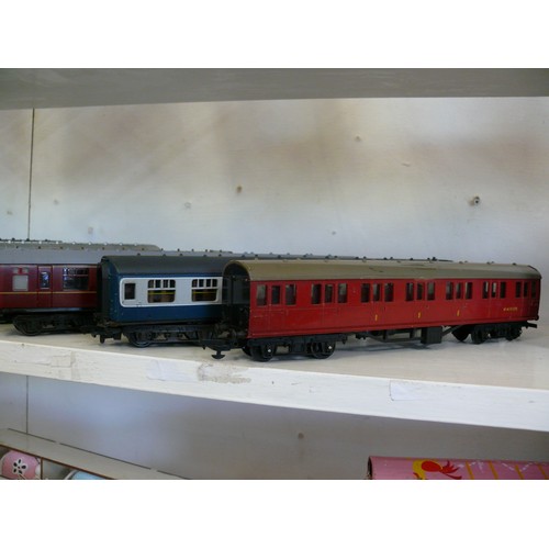 91 - 9 X OO HORNBY COACHES PLUS 1 NEW COACH STILL IN PACKAGE