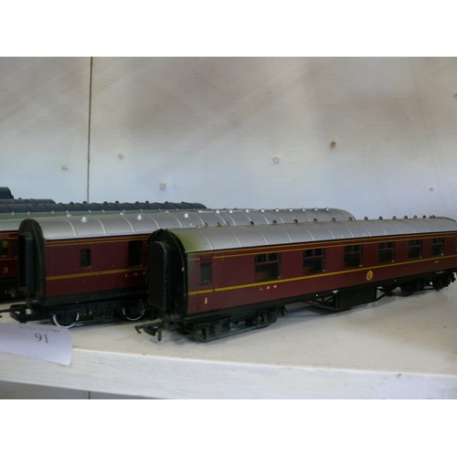 91 - 9 X OO HORNBY COACHES PLUS 1 NEW COACH STILL IN PACKAGE