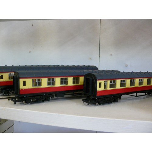 91 - 9 X OO HORNBY COACHES PLUS 1 NEW COACH STILL IN PACKAGE