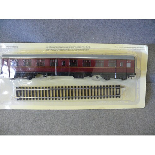 91 - 9 X OO HORNBY COACHES PLUS 1 NEW COACH STILL IN PACKAGE