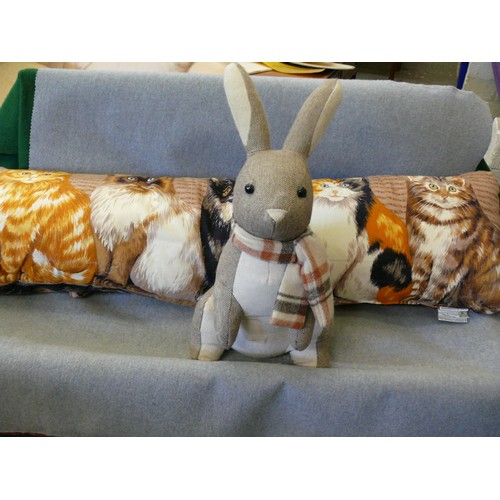 109 - A CAT DRAFT EXCLUDER AND A HARE DOOR STOP