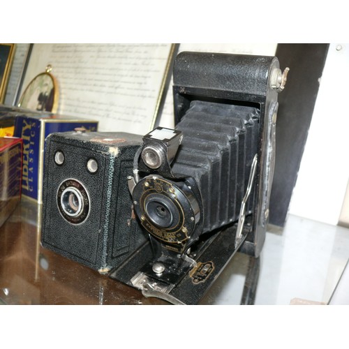 134 - 2 VINTAGE KODAK BROWNIE CAMERAS