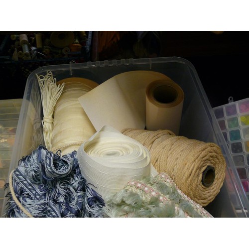 198 - A LARGE TUB OF WEBBING, LACE EDGING, FRINGE EDGING, CURTAIN TOP ETC