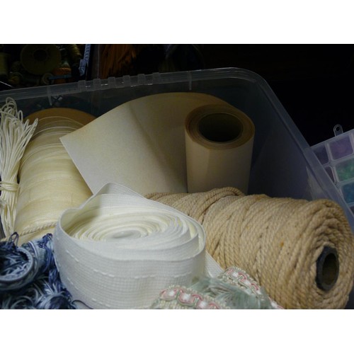 198 - A LARGE TUB OF WEBBING, LACE EDGING, FRINGE EDGING, CURTAIN TOP ETC