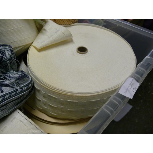 198 - A LARGE TUB OF WEBBING, LACE EDGING, FRINGE EDGING, CURTAIN TOP ETC