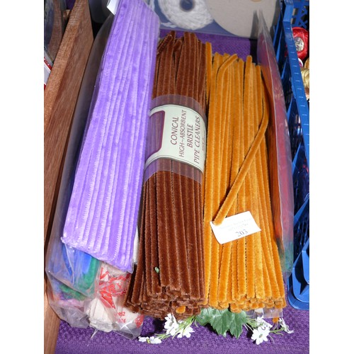 203 - A LARGE QUANTITY OF VINTAGE PIPE CLEANERS IN PURPLE, ORANGE AND RED