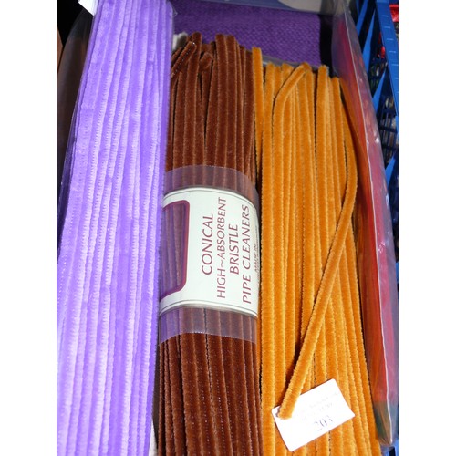 203 - A LARGE QUANTITY OF VINTAGE PIPE CLEANERS IN PURPLE, ORANGE AND RED