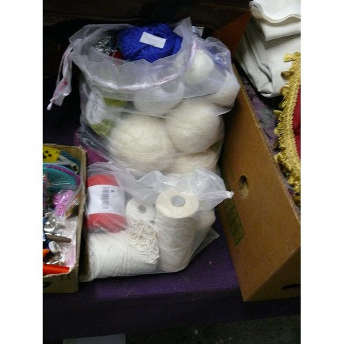 199 - 2 BAGS OF VARIOUS WOOL TO INCLUDE CREA AND A CRAFTING LOT OF BEADS, TUNISIAN CROCHET HOOKS, EYELET S... 