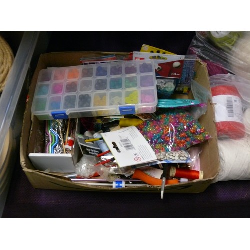 199 - 2 BAGS OF VARIOUS WOOL TO INCLUDE CREA AND A CRAFTING LOT OF BEADS, TUNISIAN CROCHET HOOKS, EYELET S... 