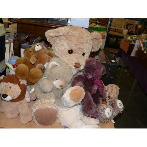 205 - A NICE COLLECTION OF TEDDY BEARS TO INCLUDE RUSS