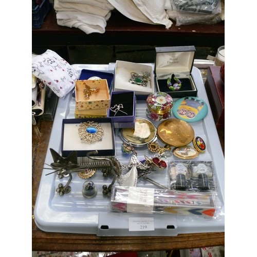 219 - A TRAY OF COSTUME JEWELLERY AND DECORATIVE ITEMS TO INCLUDE BROOCHES, PIN BADGES, CAT FIGURE, COMPAC... 