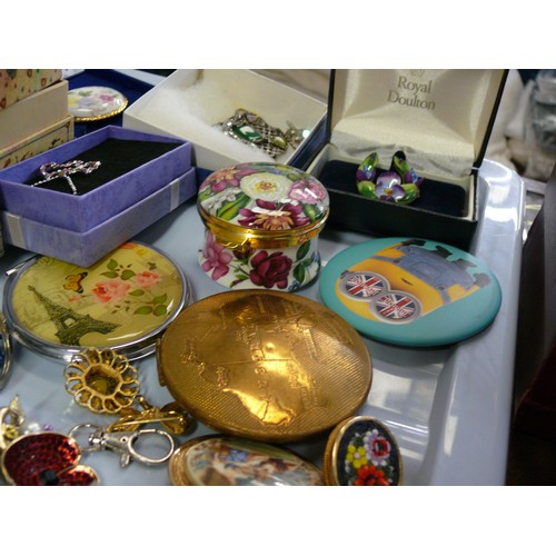 219 - A TRAY OF COSTUME JEWELLERY AND DECORATIVE ITEMS TO INCLUDE BROOCHES, PIN BADGES, CAT FIGURE, COMPAC... 