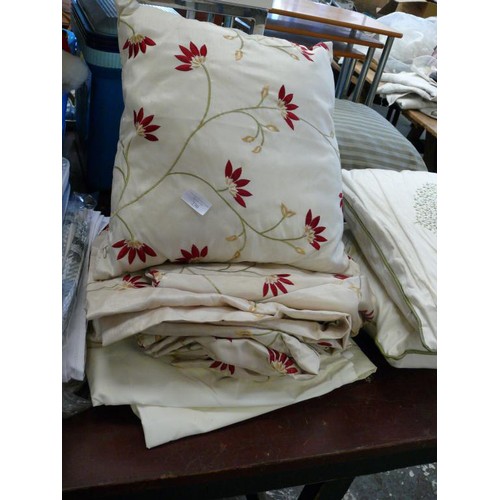 230 - A PAIR OF CREAM CURTAINS WITH RED FLOWERS PLUS A FURTHER PAIR OF PLAIN CREAM CURTAINS