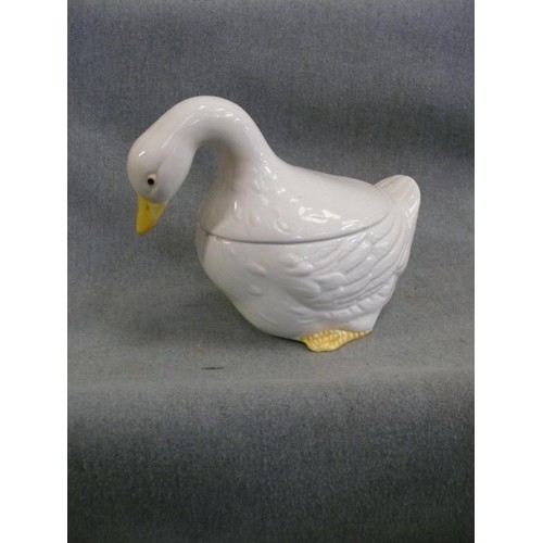 231 - CERAMIC GOOSE POT WITH CONTENTS OF GOOD QUALITY PENS