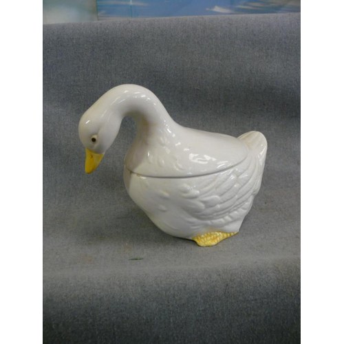 231 - CERAMIC GOOSE POT WITH CONTENTS OF GOOD QUALITY PENS