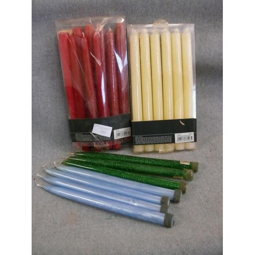 233 - A SELECTION OF VARIOUS CANDLES IN BLUE, RED, CREAM AND GREEN GLITTER