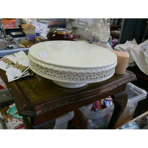 212 - A VERY NICE CERAMIC CAKE STAND WITH  PIERCED SIDES