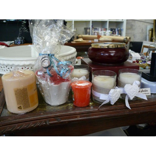 221 - A SELECTION OF SMALL CANDLES AND A TREEN BOX WITH LID