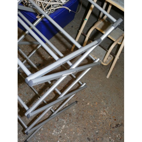 185 - A FOLDABLE, EXTENDING CLOTHES AIRER