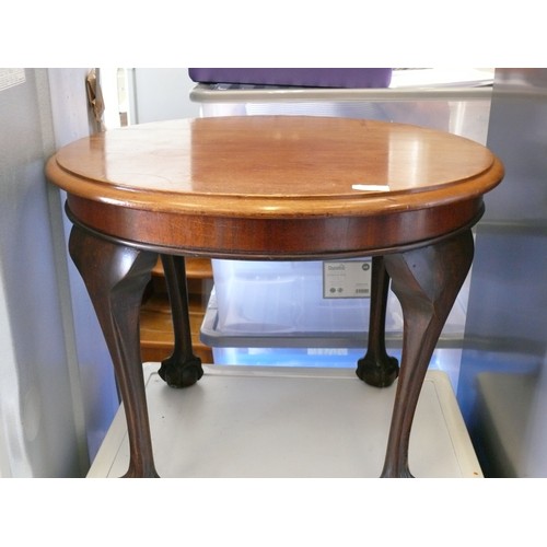 304 - A SMALL ROUND MAHOGANY TABLE WITH BALL AND CLAW FEET