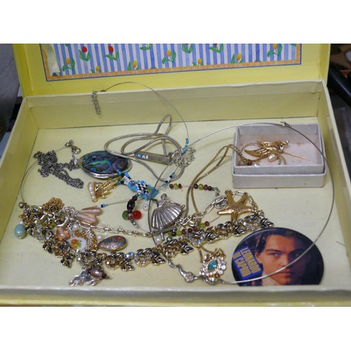 59 - JEWELLERY BOX WITH QUALITY JEWELLERY CONTENTS INCLUDING CLOISONNE PENDANT, CHOKER, BROOCHES ETC