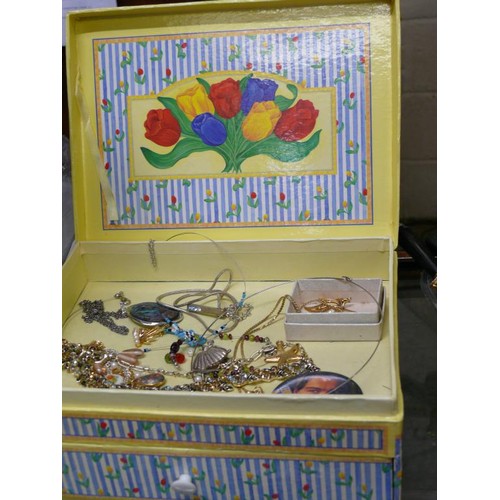 59 - JEWELLERY BOX WITH QUALITY JEWELLERY CONTENTS INCLUDING CLOISONNE PENDANT, CHOKER, BROOCHES ETC