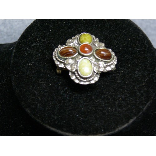 16 - A LOVELY SCOTTISH BROOCH WITH SET OF SCOTTISH STONES