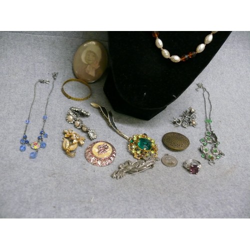 57 - LOVELY COLLECTION OF COSTUME JEWELLERY