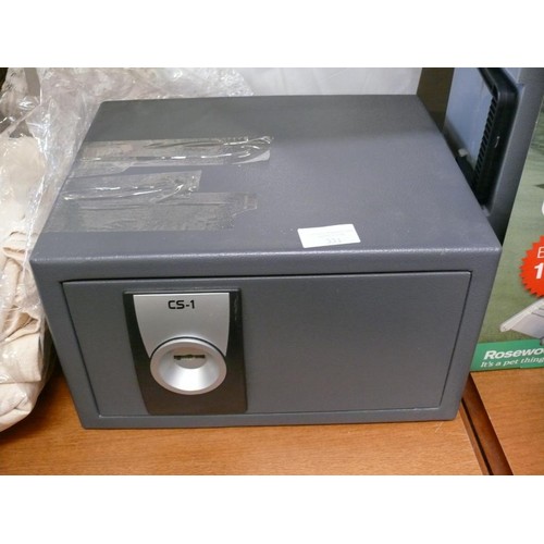 331 - A SMALL HEAVY METAL SAFE WITH KEYS