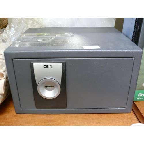 331 - A SMALL HEAVY METAL SAFE WITH KEYS