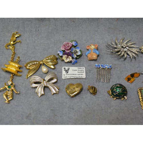 12 - A COLLECTION OF LOVELY BROOCHES AND BADGES