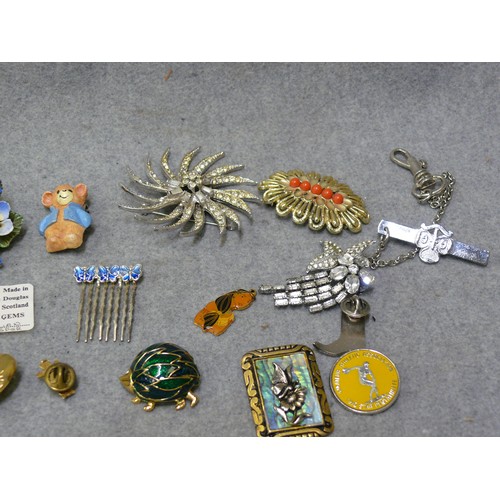 12 - A COLLECTION OF LOVELY BROOCHES AND BADGES