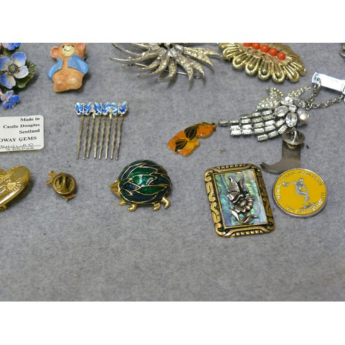 12 - A COLLECTION OF LOVELY BROOCHES AND BADGES