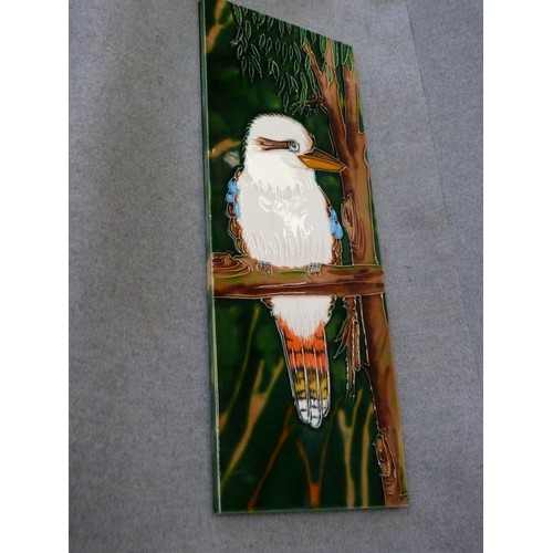 346 - DECORATIVE CERAMIC WALL PLAQUE/TILE FEATURING A KOOKABURRA