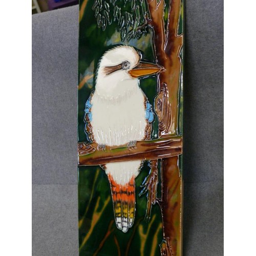 346 - DECORATIVE CERAMIC WALL PLAQUE/TILE FEATURING A KOOKABURRA