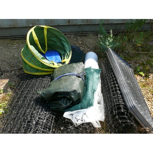 406 - GARDEN ITEMS TO INCLUDE LINERS, PLASTIC FENCING, GARDEN TIDY PLUS A ROLL OF POLYTHENE