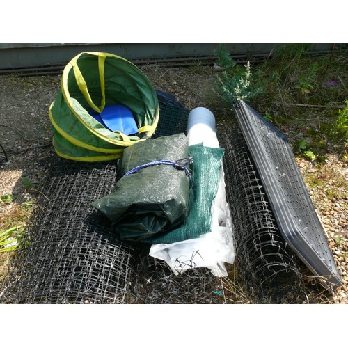 406 - GARDEN ITEMS TO INCLUDE LINERS, PLASTIC FENCING, GARDEN TIDY PLUS A ROLL OF POLYTHENE