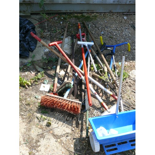 402 - QUANTITY OF GARDEN TOOLS, BRUSHES, RAKE ETC