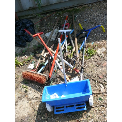 402 - QUANTITY OF GARDEN TOOLS, BRUSHES, RAKE ETC