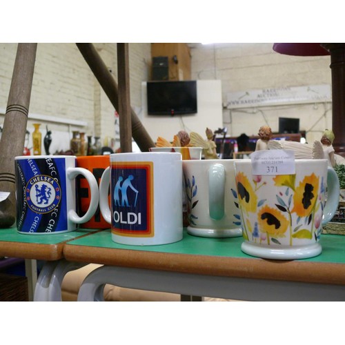 371 - A SELECTION OF QUIRKY MUGS TO INCLUDE OLDI, BERLIN, CHELSEA, SUN ECLIPSE ETC