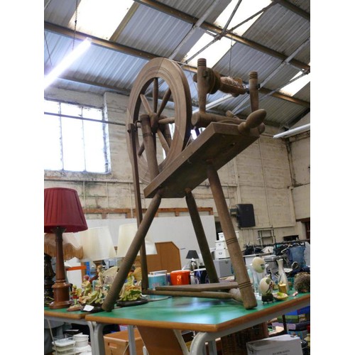 364 - A LARGE GENUINE VINTAGE SPINNING WHEEL